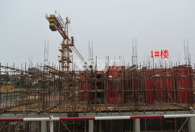 赭麓公馆工程进度 1#楼建至第二层（2015年6月摄）