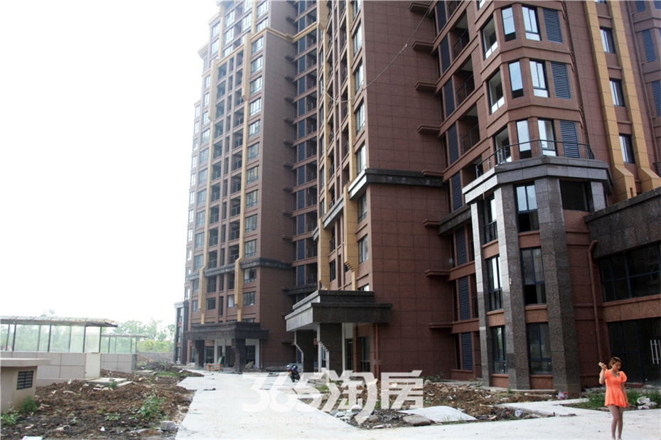 鸿瑞熙龙湾工程进度 在建楼幢外立面呈现（2015年7月摄）